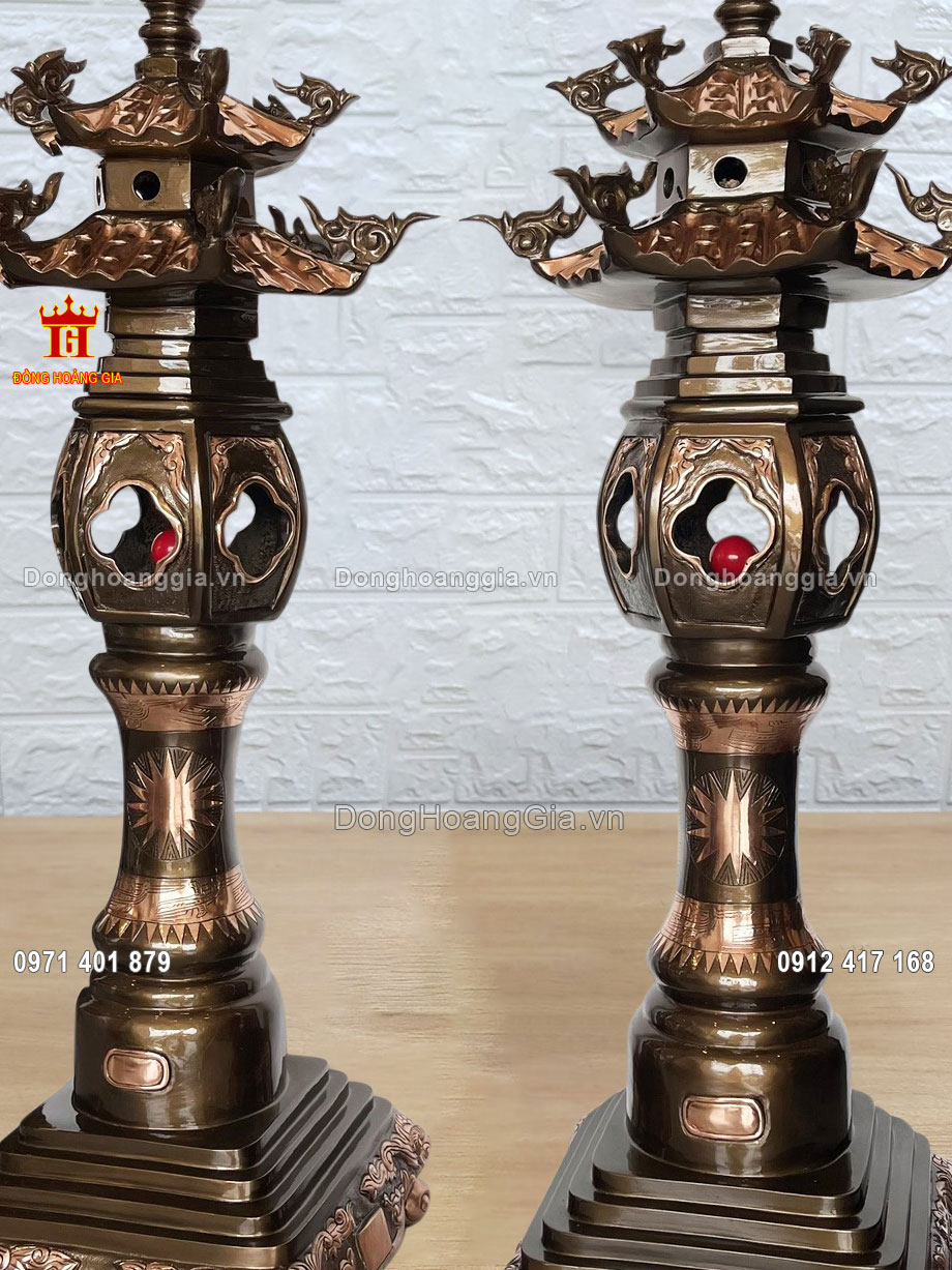 Đèn được đúc hoàn toàn từ nguyên liệu đồng đỏ nguyên chất